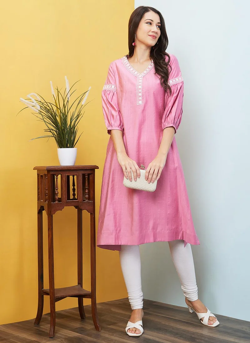 جلو باص جلوبس كورتا نسائي بتصميم يوك مزين بالخيوط ورقبة على شكل حرف  وأكمام منفوشة